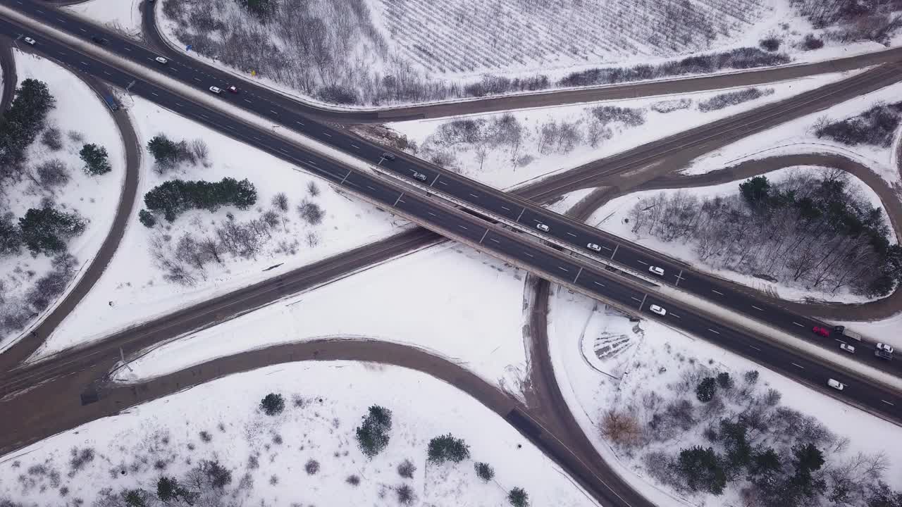 以上是冬季高速公路的景象。无人机在高速公路上空飞行。视频素材