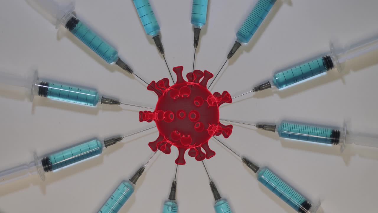 注射器和冠状病毒关闭隔离在白色背景上。接种疫苗重要性的概念视频下载
