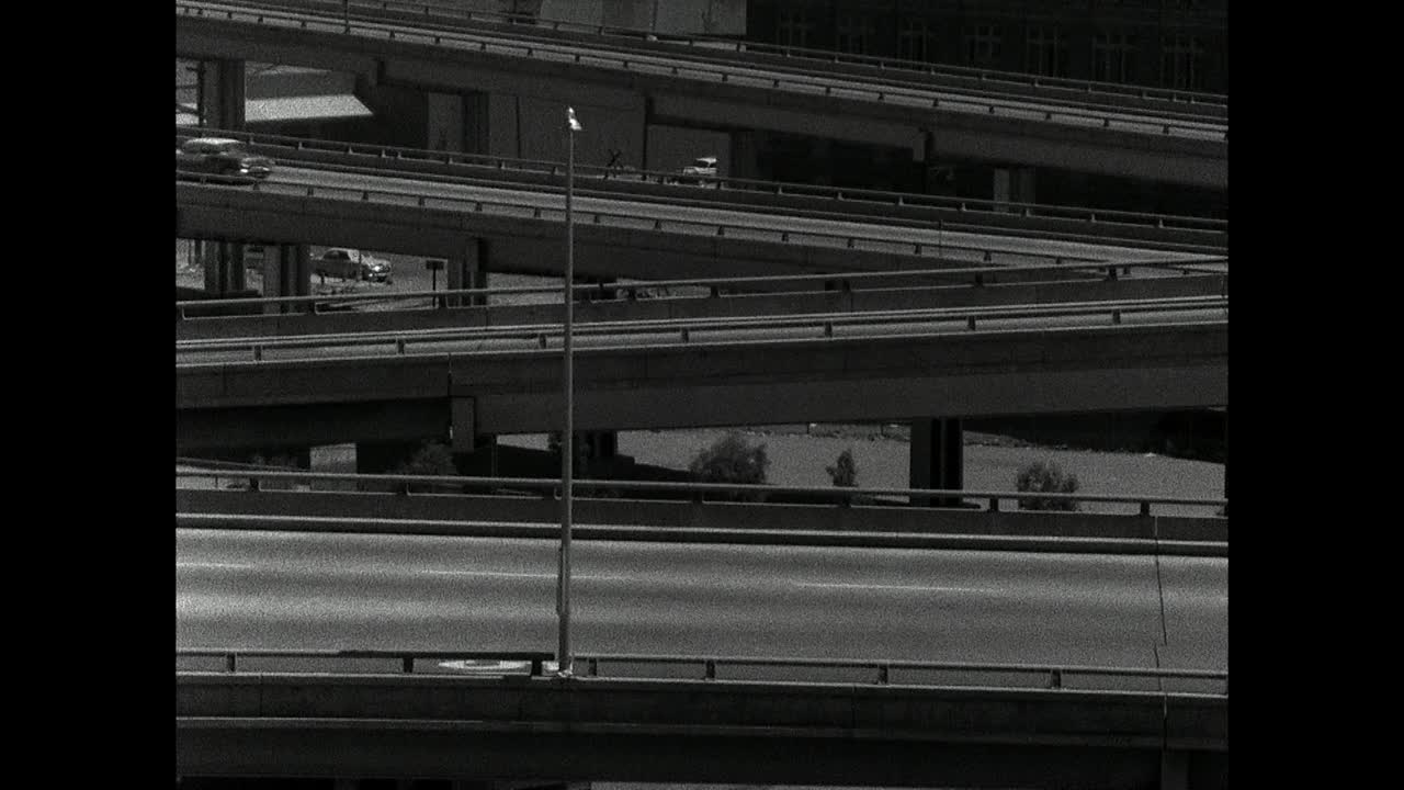 汽车在洛杉矶的高架公路上行驶;1961视频下载