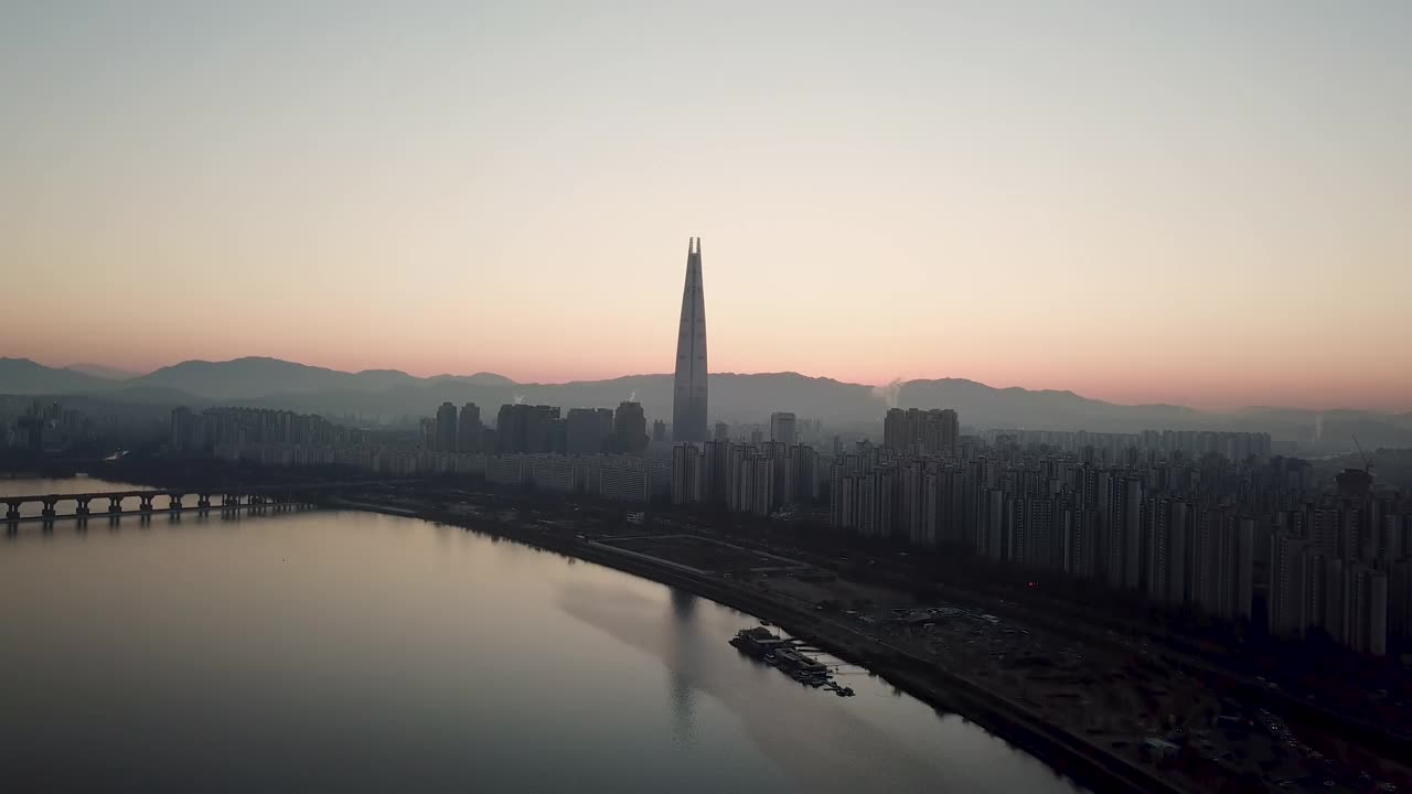汉江、汉江公园、乐天世界大厦、首尔松坡区蚕室区附近的公寓园区视频下载