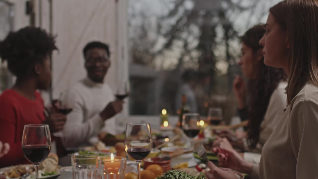 朋友们在圣诞晚宴上享用红酒和美食视频下载