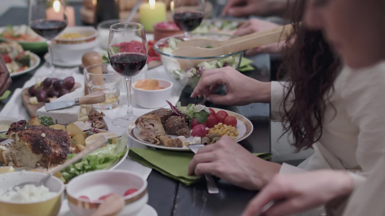 在圣诞晚餐期间，一群朋友享受美味的食物视频下载