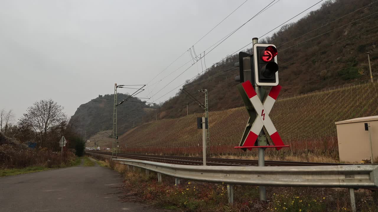一辆客运列车经过一个红色的警告标志，接近一个平交道口视频素材
