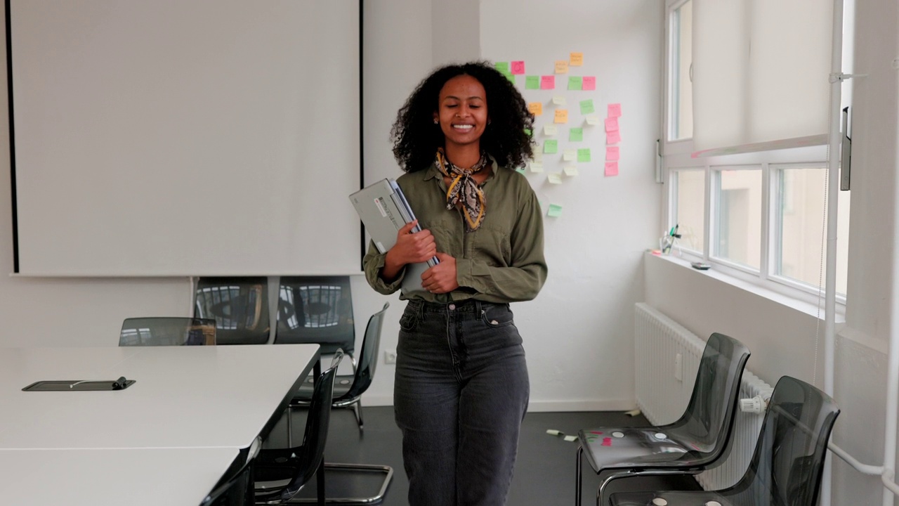 一个成功的女企业家在办公室的肖像视频下载