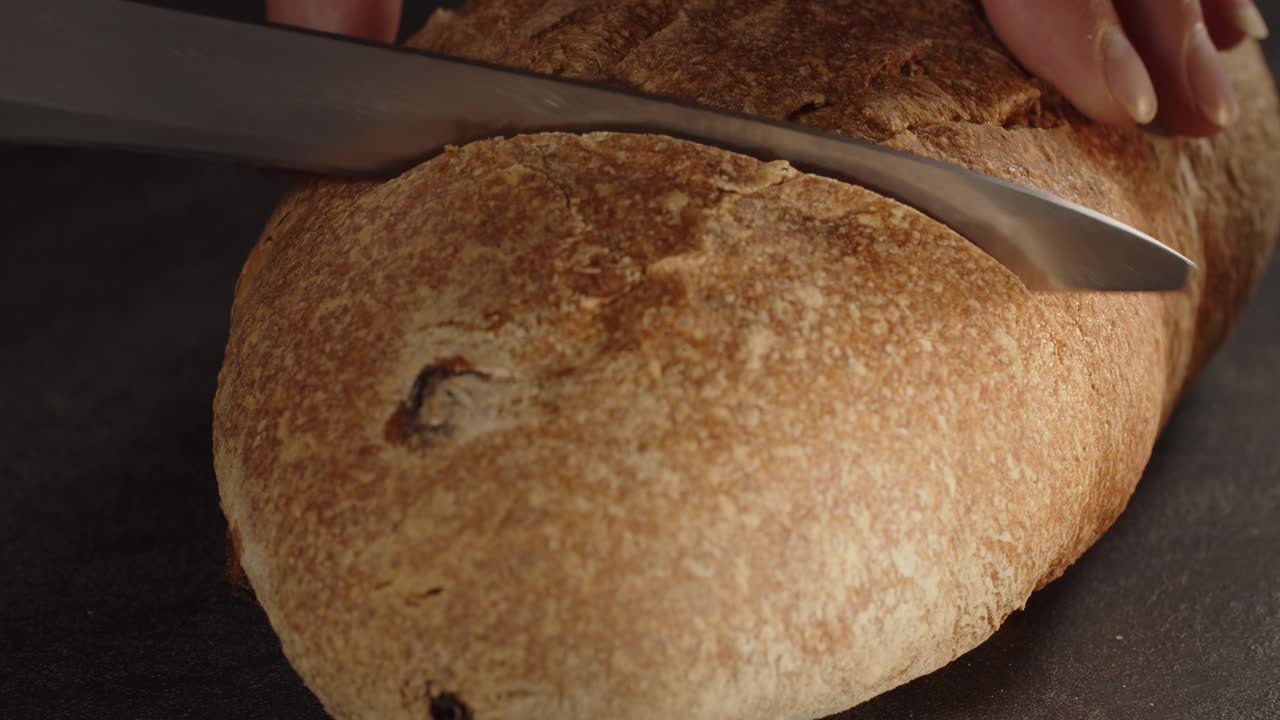 切一片新鲜的面包，黄油酥皮。视频素材