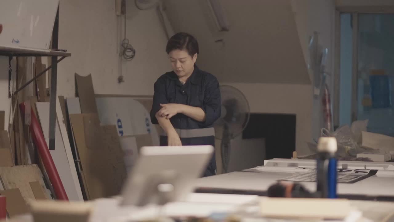 亚洲华人女性木匠在她的工作室用指南针画画到很晚视频下载