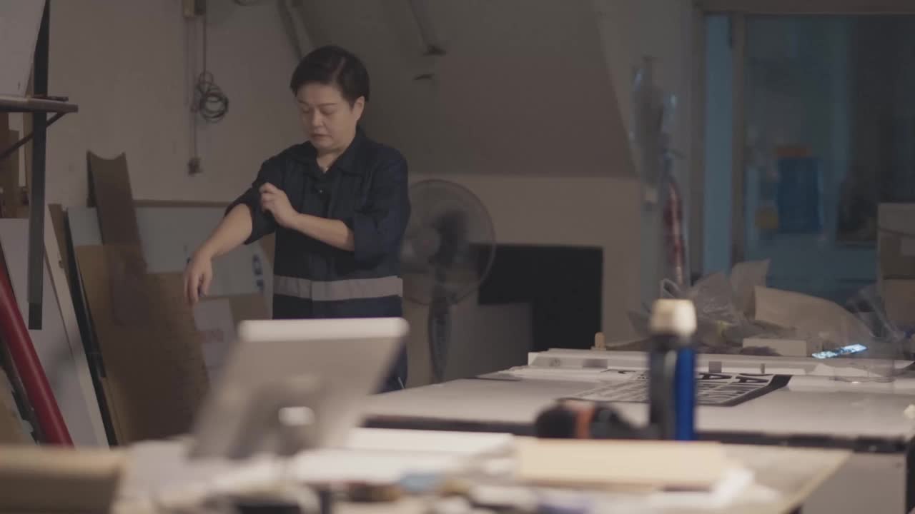 亚洲华人女性木匠在她的工作室用指南针画画到很晚视频下载