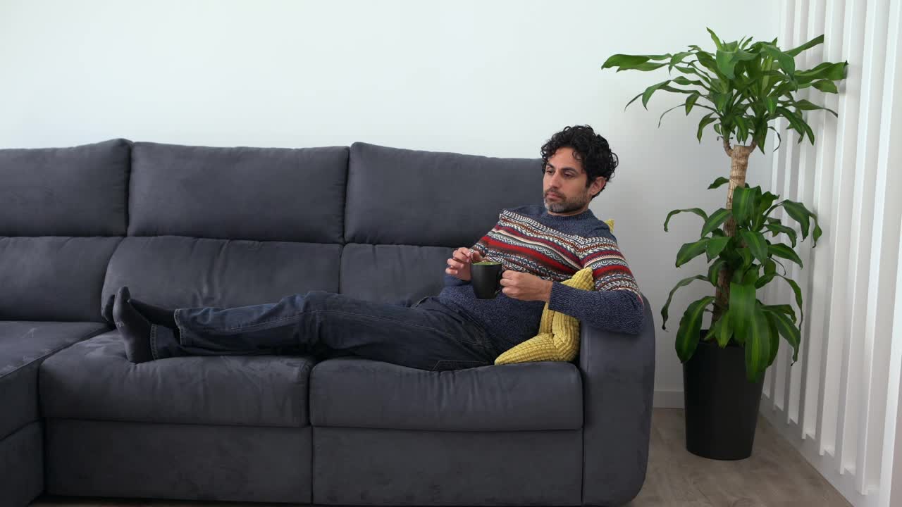 男人早上喝咖啡，感觉筋疲力尽，躺在沙发上视频下载
