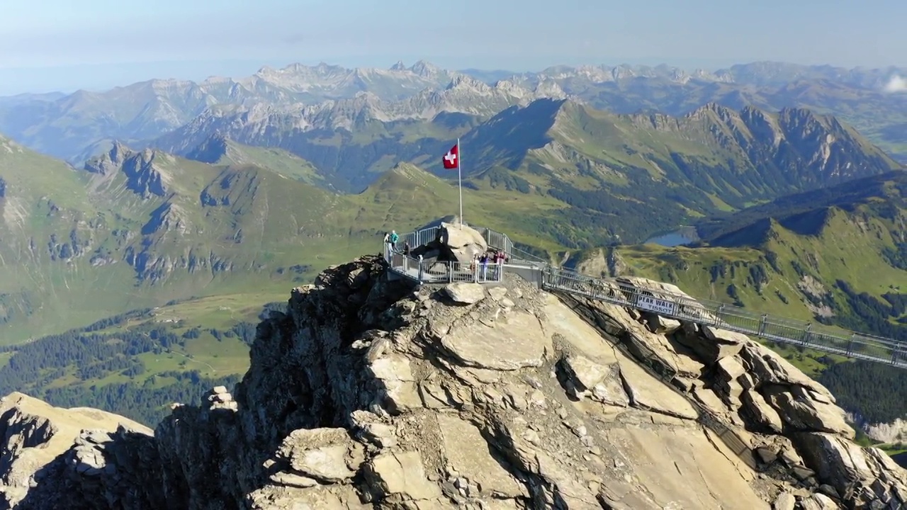 瑞士沃，阳光明媚的一天，游客在山顶观察点的空中向下拍摄的照片视频下载