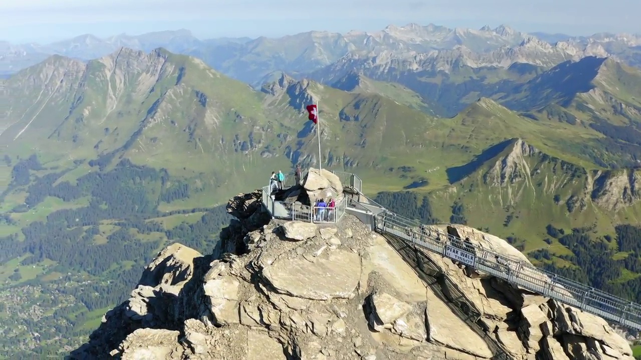 在阳光明媚的假期里，天梭在山顶散步的人的空中向前拍摄-沃，瑞士视频下载