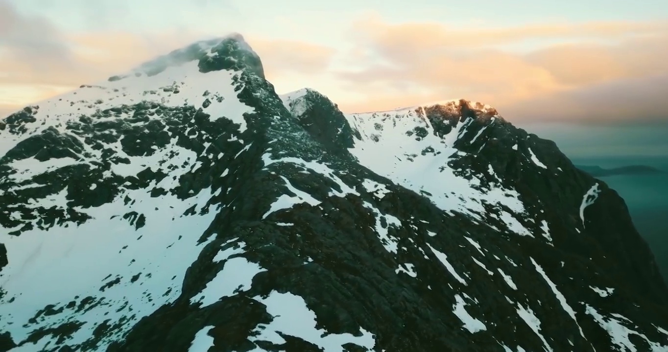 空中向前平移美丽的镜头岩石在海上，无人机飞行在冬季-特罗姆瑟市，挪威视频下载