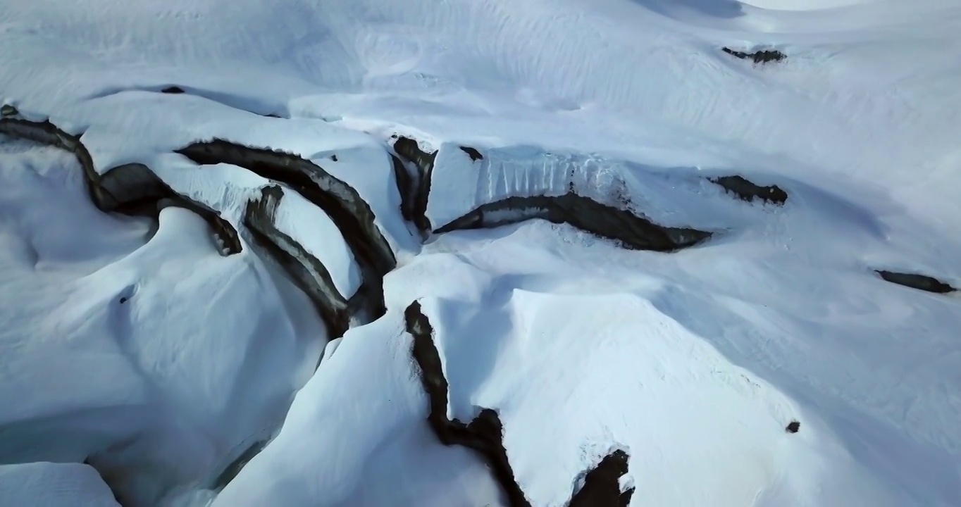 空中向前平移风景拍摄坎维尔冰川冬季-阿拉斯加内陆，阿拉斯加视频下载