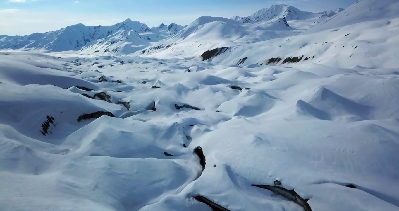 空中前进美丽的镜头著名的雪山-内陆阿拉斯加，阿拉斯加视频下载