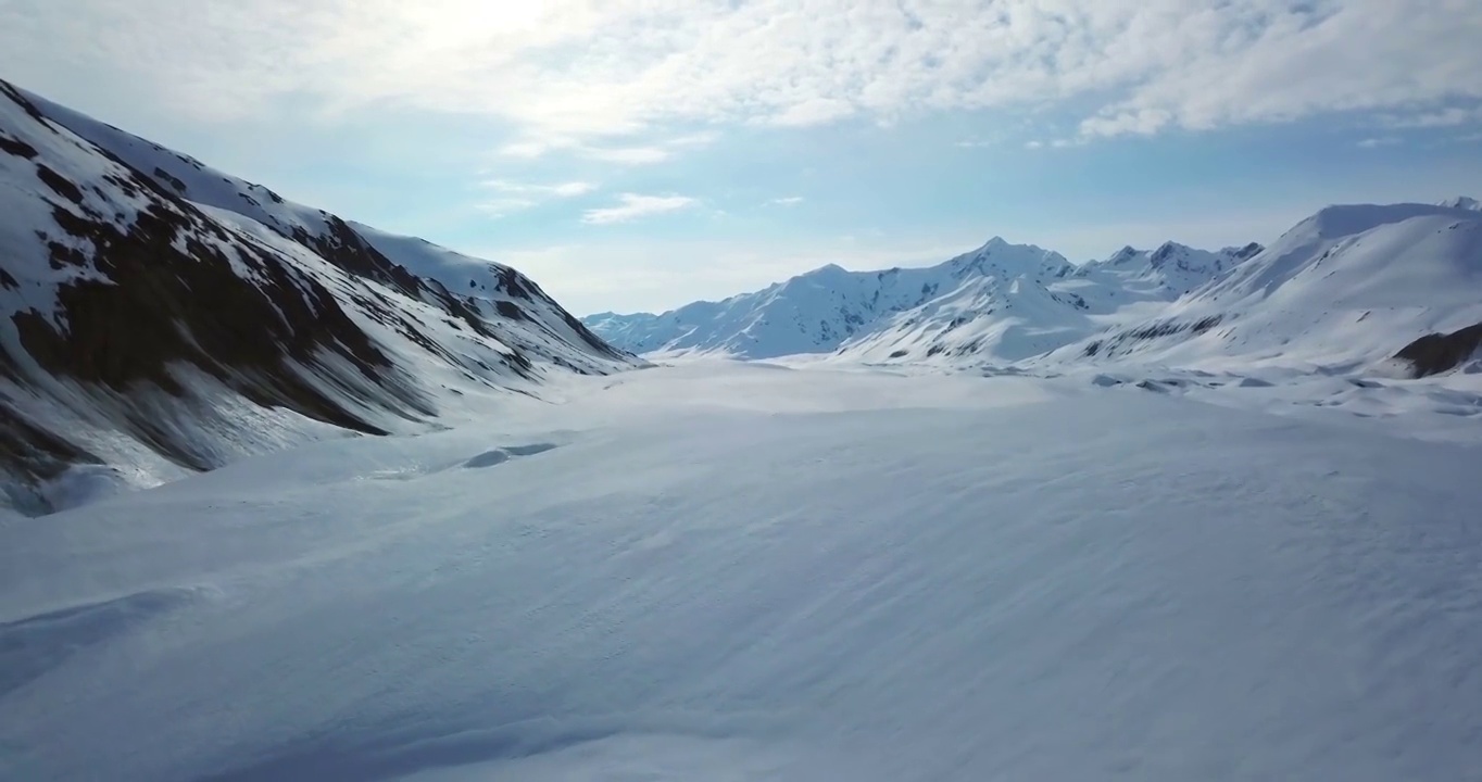 空中冒险者在雪景上滑雪，无人机在冬季飞行前进-阿拉斯加内陆，阿拉斯加视频下载