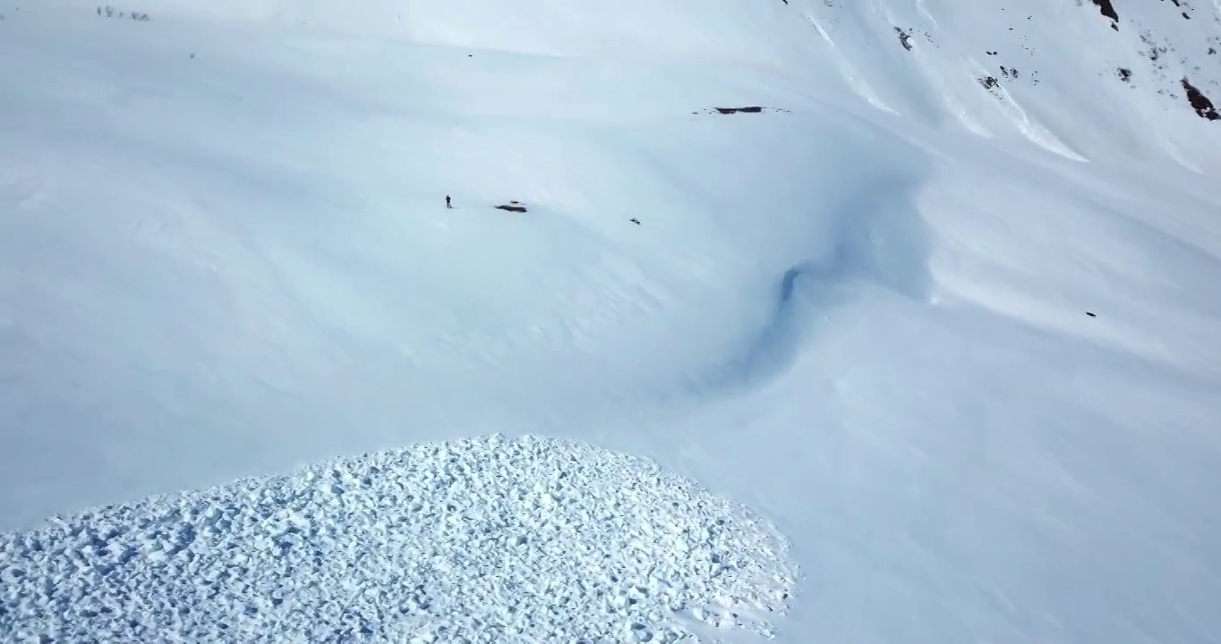 人在冒险假期滑雪的空中前镜头，完成了在雪景下降-阿拉斯加内陆，阿拉斯加视频下载