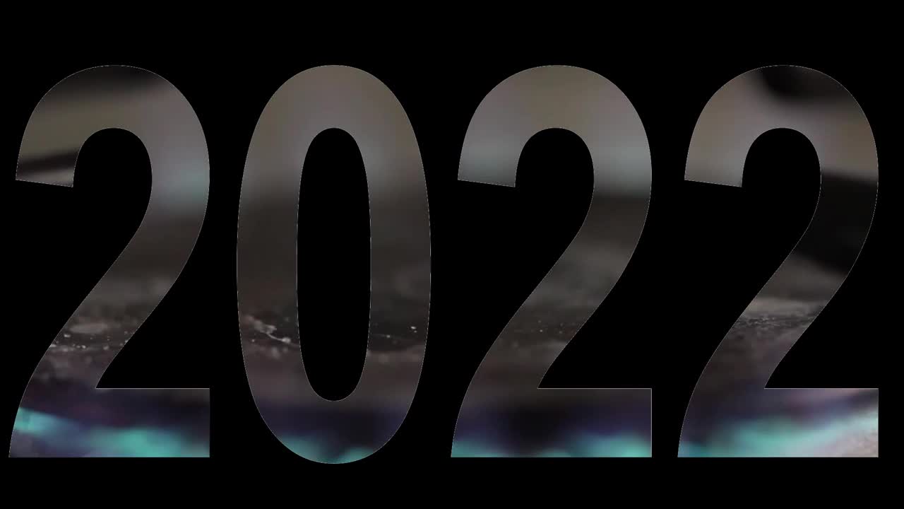 题词“2022”以明亮的火焰为背景特写，这是新年的节日签名概念视频下载
