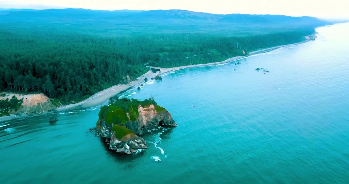 著名的红宝石海滩航拍风景，无人机向后飞行在海水上视频下载