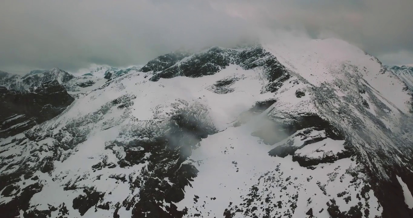 空中风景拍摄的云在雪山岩层，无人机飞行在冬天向前-特罗姆瑟市，挪威视频下载