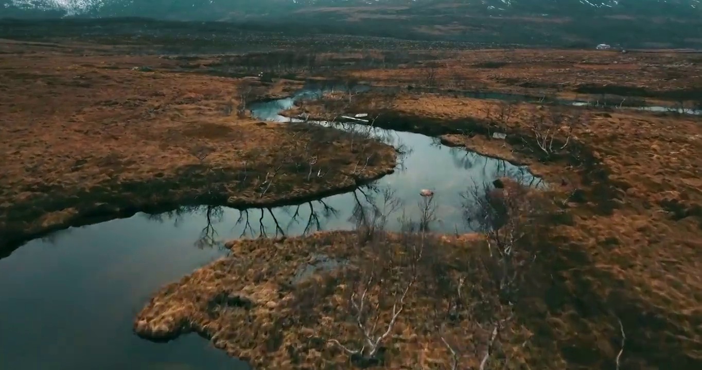 空中向前河美丽的镜头在冬天，无人机飞行在景观-特罗姆瑟市，挪威视频下载