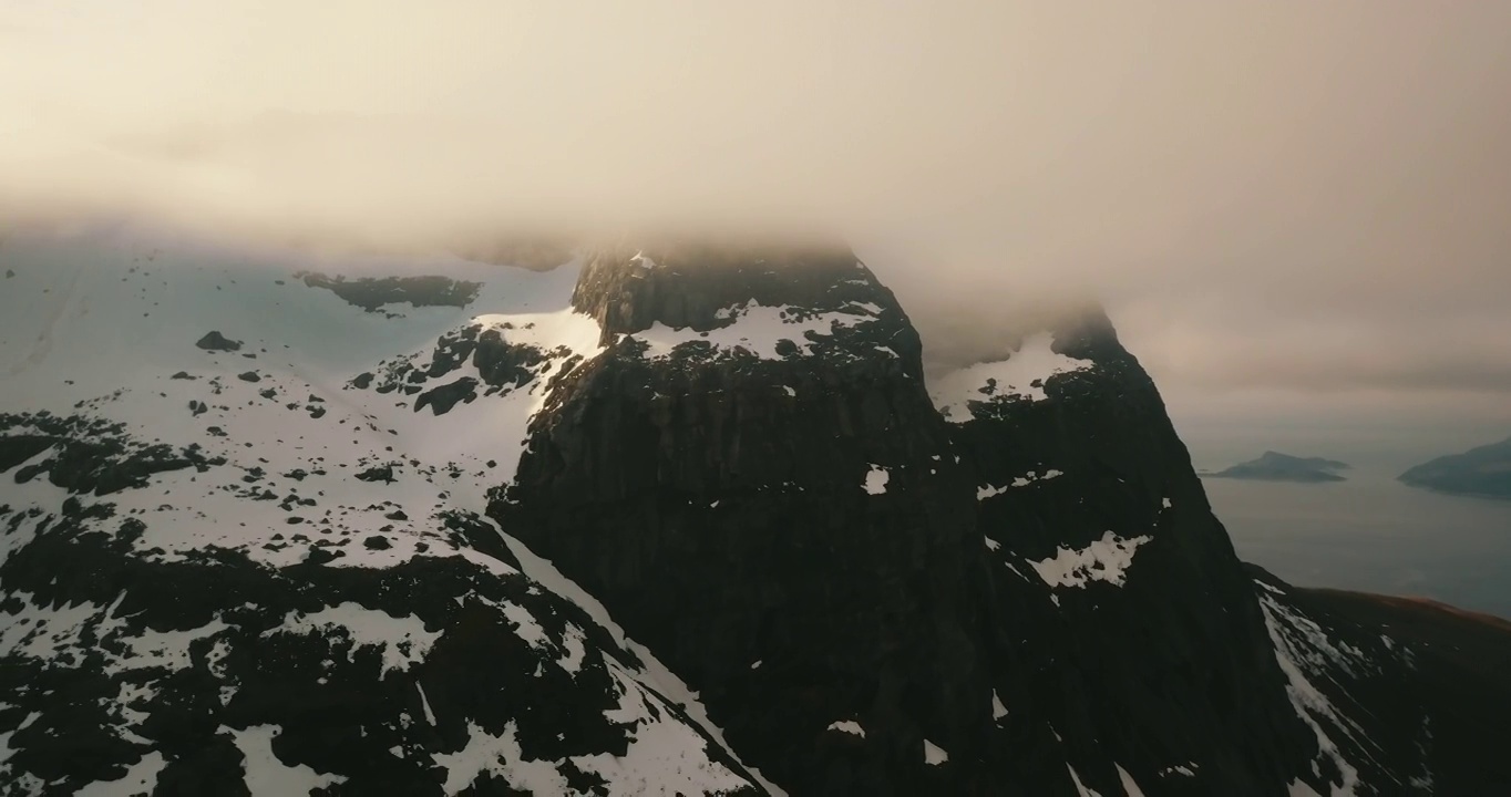 空中向后平移雪山的美丽景色在海上-特罗姆瑟市，挪威视频下载