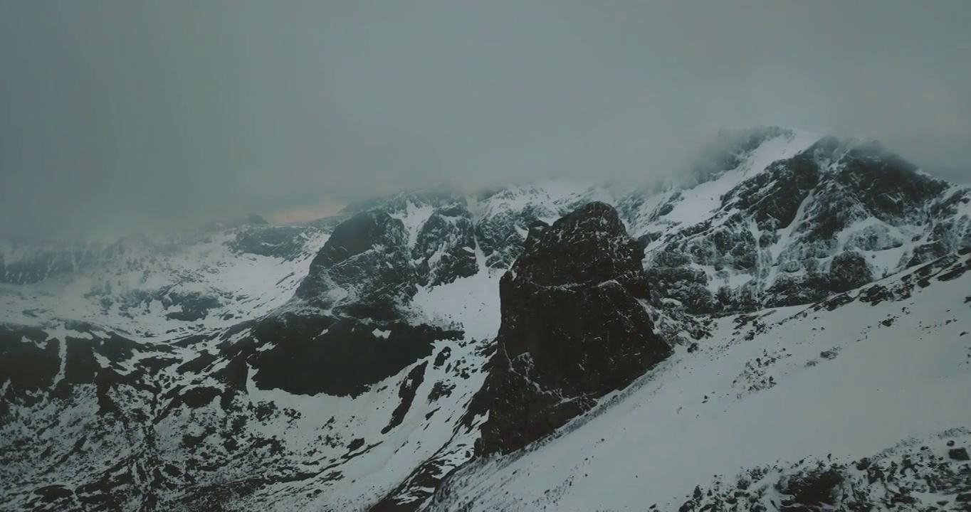 空中风景拍摄的大雾天气在山区，无人机飞行在雪地上向前-特罗姆瑟市，挪威视频下载