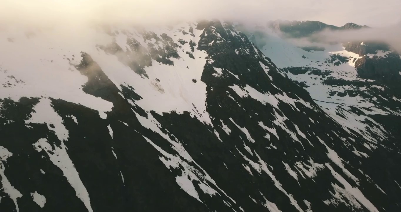 空中前进风景拍摄的云移动在冬天的雪山在海上-特罗姆瑟市，挪威视频下载