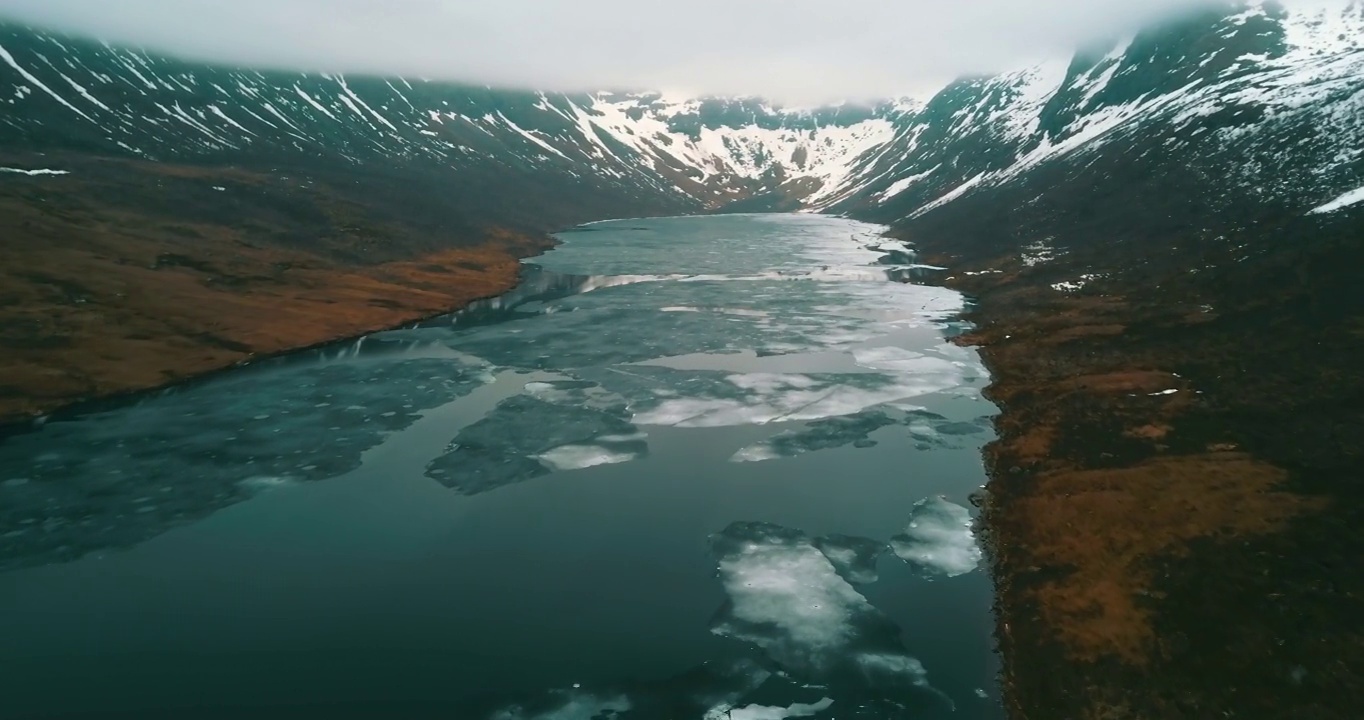 空中拍摄山脉中冰冻湖的风景，无人机在景观上空飞行-特罗姆瑟市，挪威视频下载
