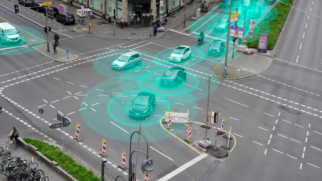 城市街道上的自动驾驶电动汽车视频下载