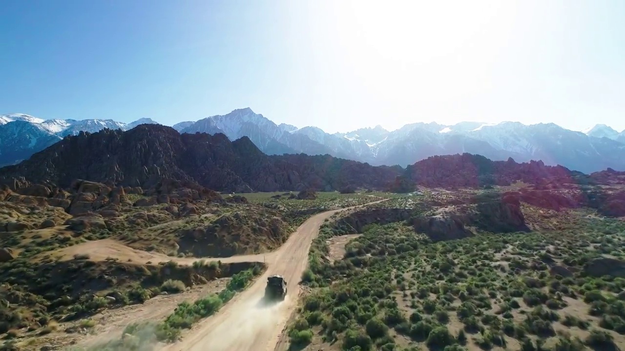 空中前进越野车在冬季风景中的道路上移动- Sierra，加利福尼亚视频素材