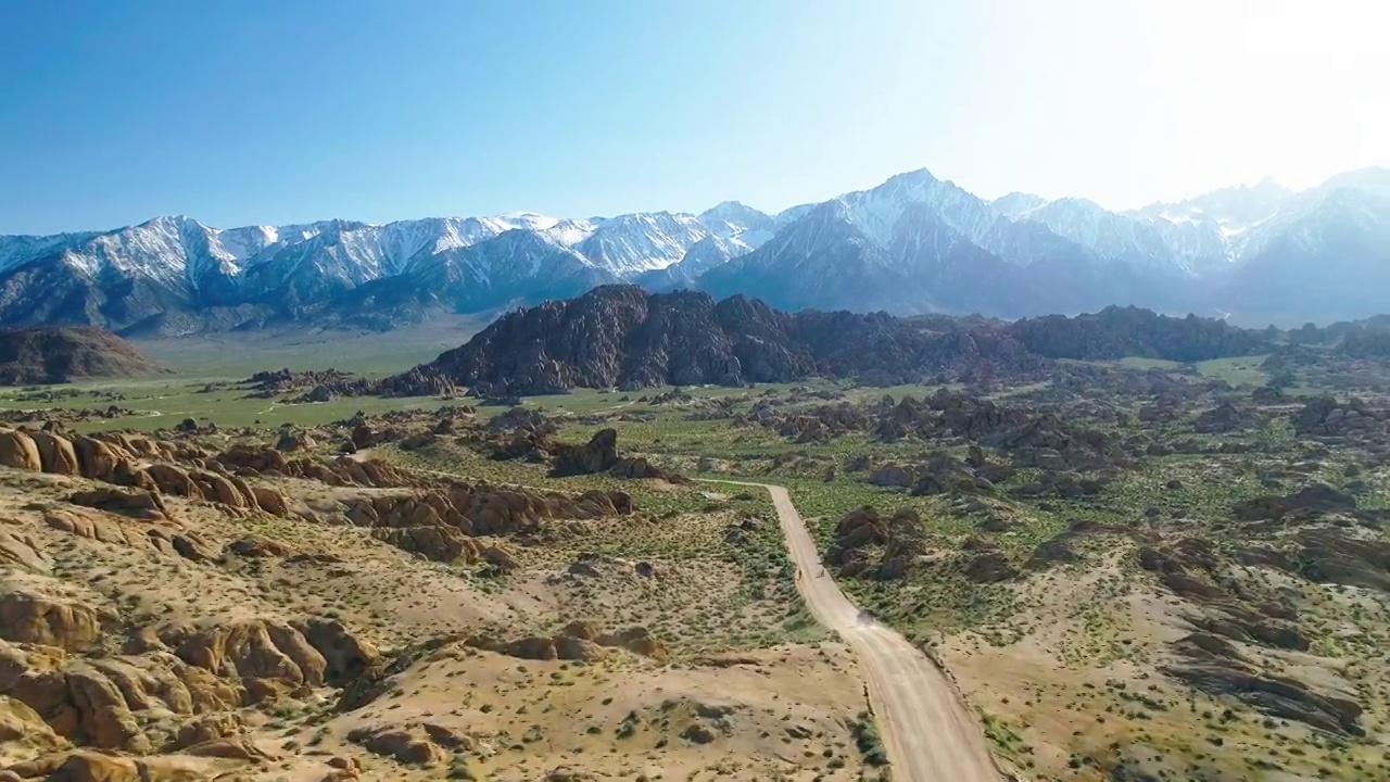 空中下降美丽的风景，汽车在路上移动，而人们在度假期间探索- Sierra，加利福尼亚视频素材