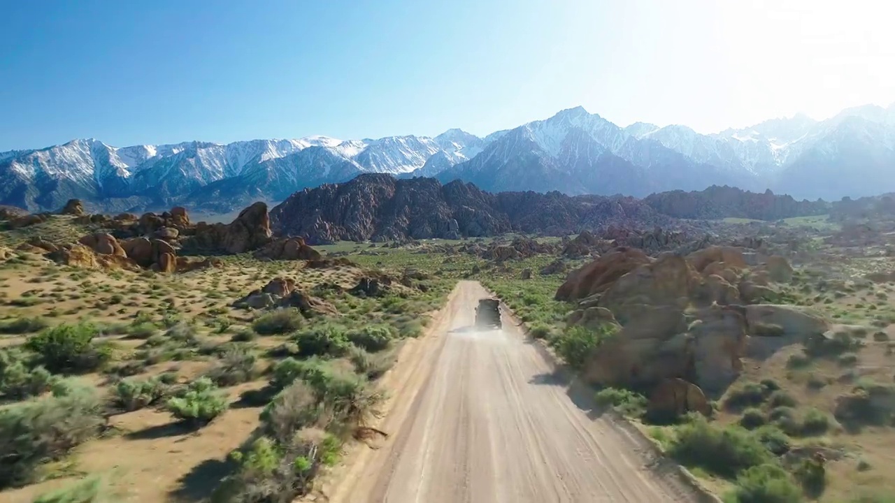 空中前进越野车移动在道路上的植物在冬季- Sierra，加利福尼亚视频素材