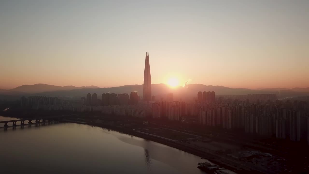 汉江、汉江公园、乐天世界大厦、首尔松坡区蚕室区附近的公寓园区视频下载