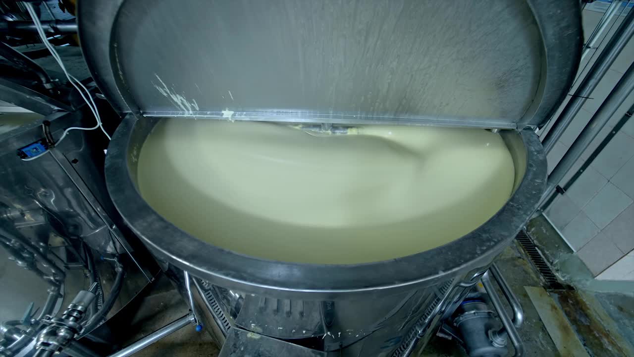 大水箱，内置自动搅拌系统。将黄油放入自动搅拌槽中搅拌。牛奶厂的黄油生产停止了。视频下载