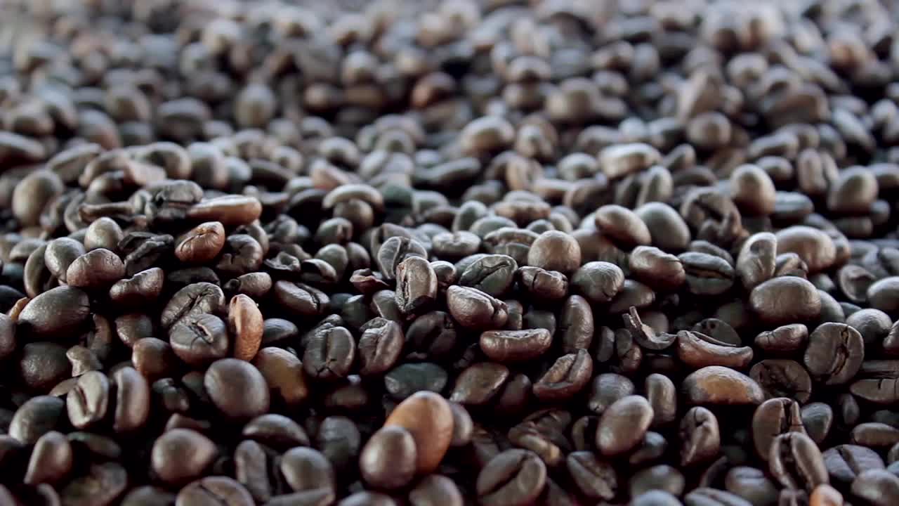 咖啡豆特写镜头。黑咖啡豆。阿拉比卡烘焙种子食品。视频素材