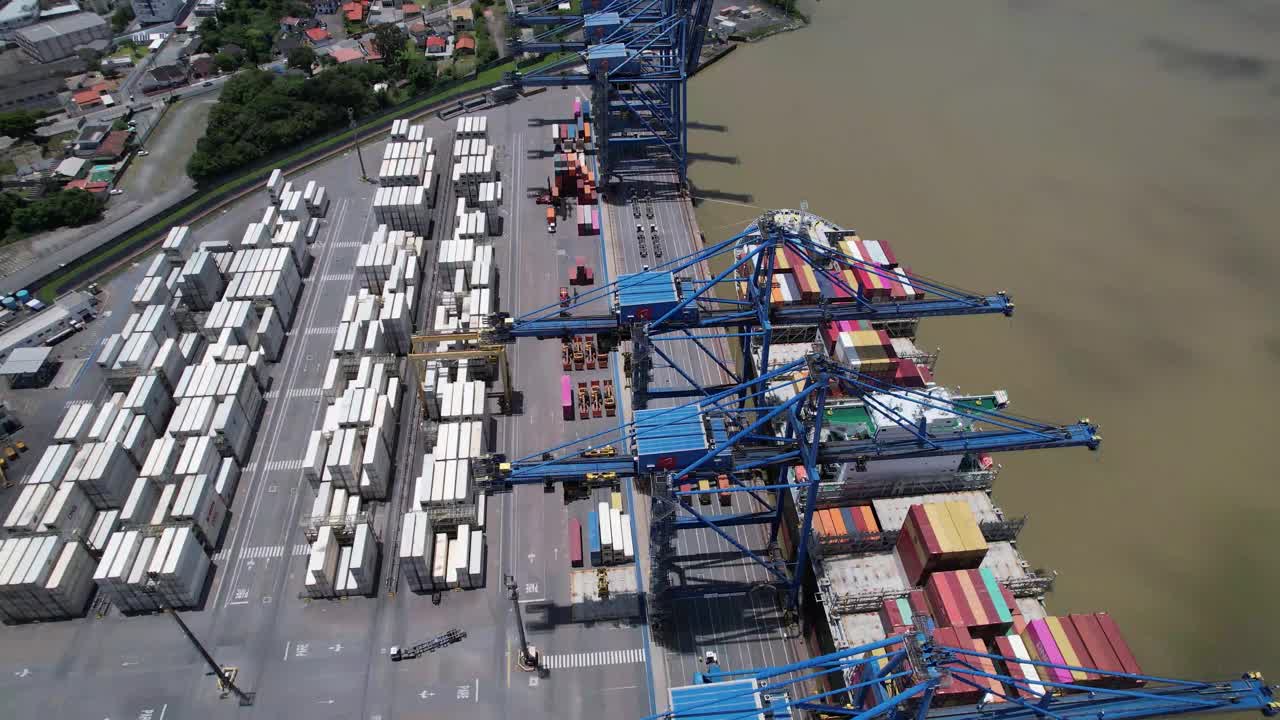 集装箱码头在港口和运输到船舶视频下载