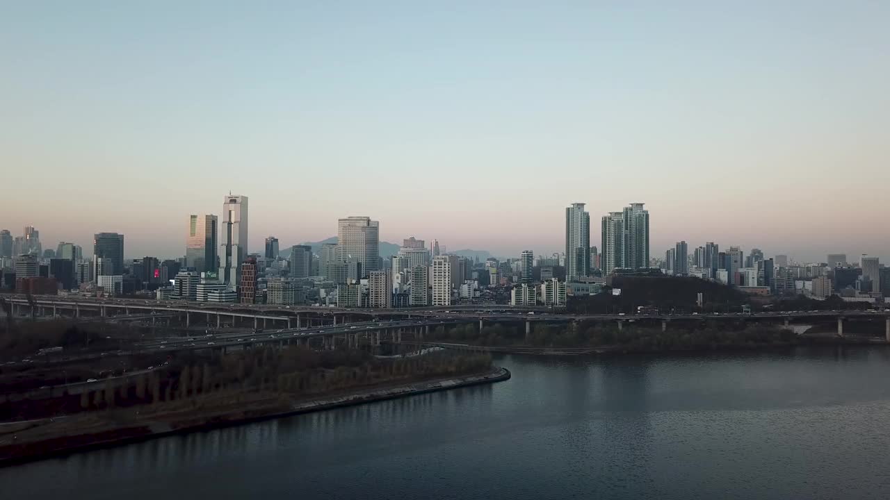 韩国首尔，首尔江南区三星区附近的奥林匹克大路、东部高速公路、三星大厦(首尔世界贸易中心)的日出风景视频下载