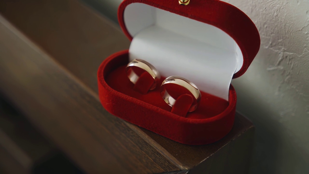 两个金戒指在一个红色的匣子里。珠宝拍摄特写视频下载