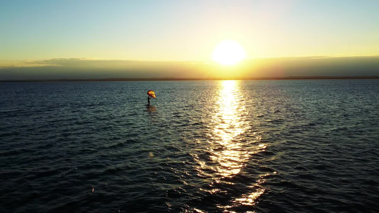 橙色和红色风帆在日落的大海上冲浪视频下载