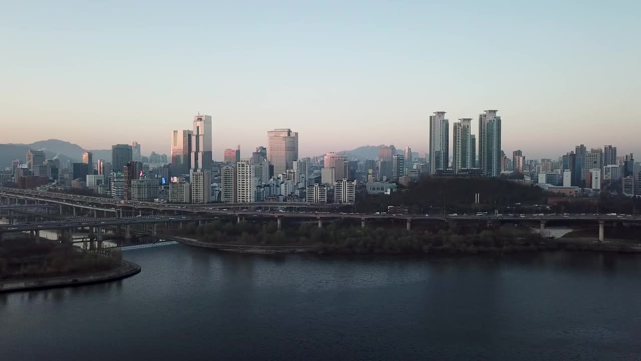 韩国首尔，首尔江南区三星区附近的奥林匹克大路、东部高速公路、三星大厦(首尔世界贸易中心)的日出风景视频下载