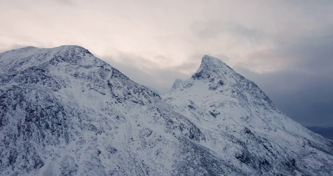 挪威卡根雪山的鸟瞰图视频下载