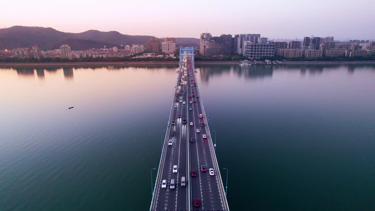 日落时分的杭州复兴大桥鸟瞰图视频下载