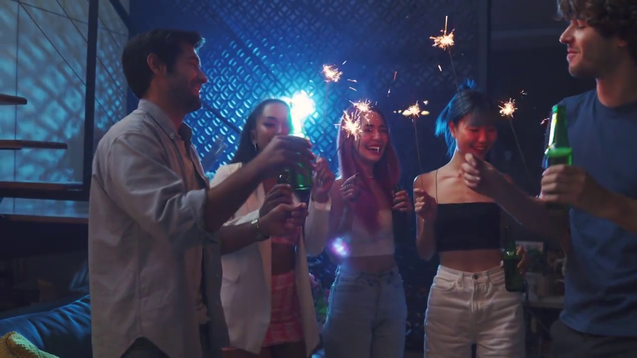 各种各样的年轻人在晚会上碰杯啤酒，挥舞着苏打水视频素材