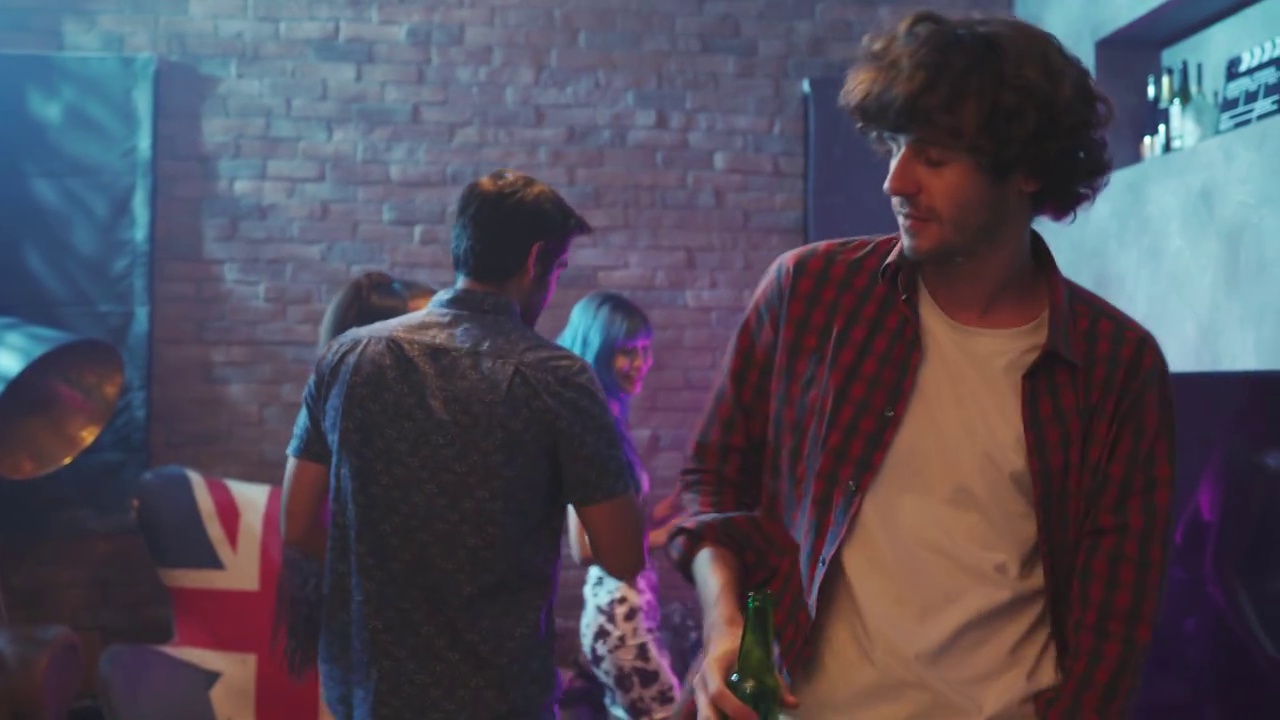 西班牙裔男子在酒吧的晚会上跳舞喝酒。视频素材