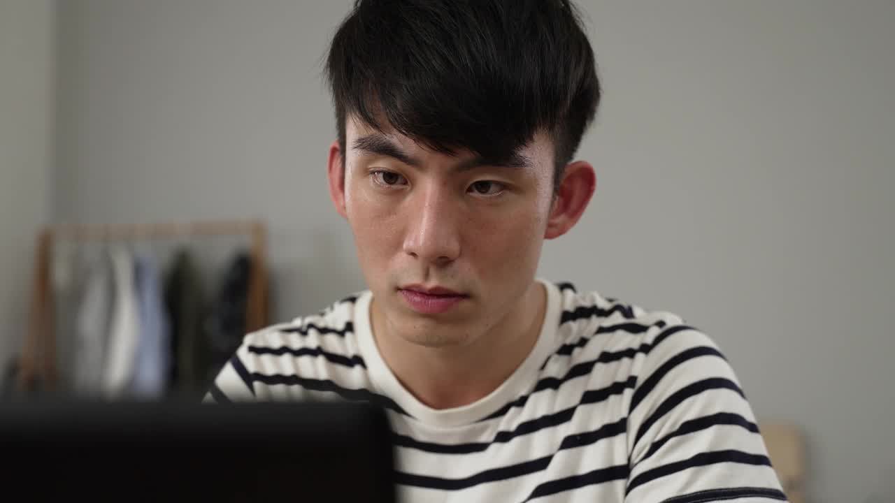 最近，因过度劳累而突然出现视力模糊的韩国青年正在用电脑擦眼睛。视频素材