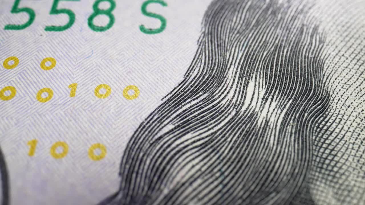 本杰明·富兰克林盯着一百美元纸币的特写。视频素材
