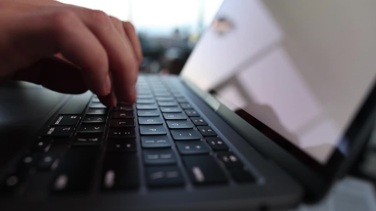 男性的手正在笔记本电脑键盘上打字视频下载