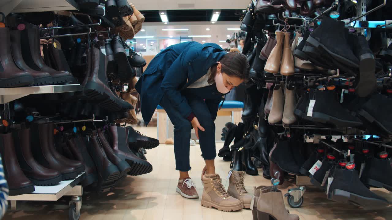 女人在购物时试穿新鞋腿视频下载