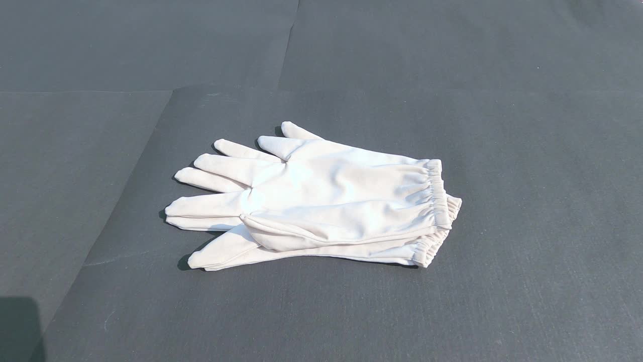 手戴合成丁腈手套，防止病毒和细菌感染。手卫生保健和医学背景。视频下载