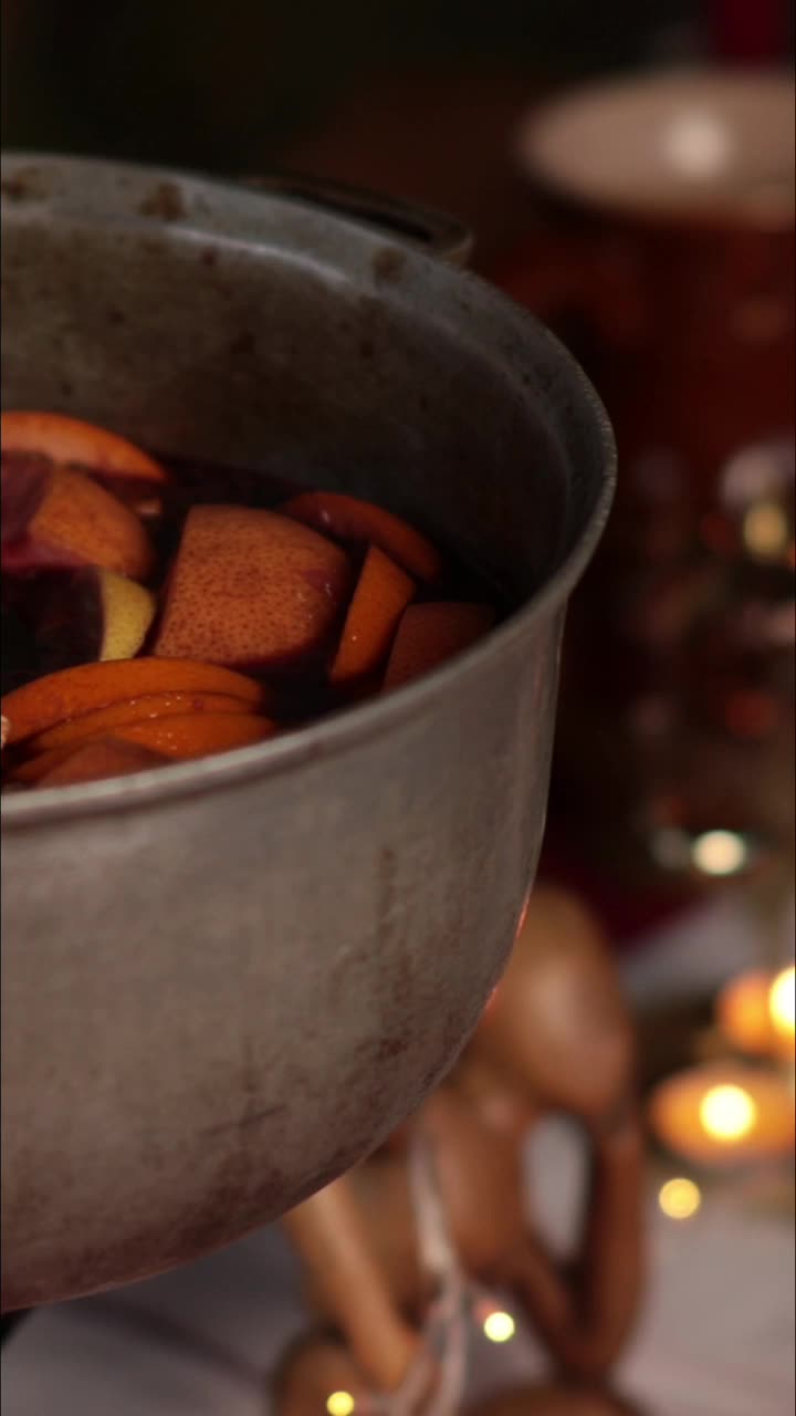 圣诞节用传统的热红酒配柑橘片和茴香视频素材