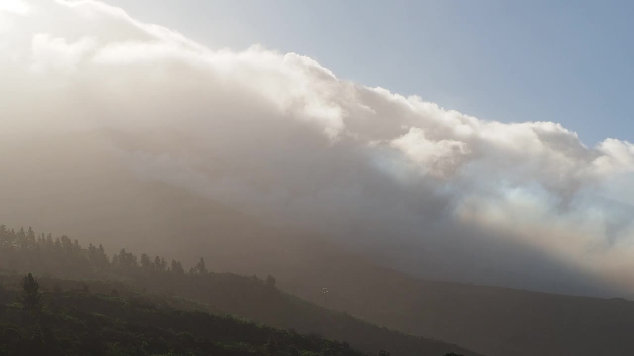 火山灰云和火山烟雾沿着火山喷发的斜坡下降。俯瞰康伯维哈火山，浓烟和熔岩柱从主锥中喷出。视频素材
